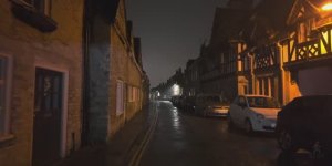 Ночная прогулка под дождем в городке КОТСУОЛД || АНГЛИЯ || 4K HDR