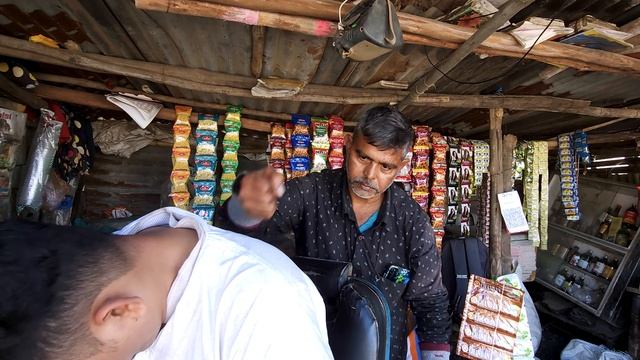 Уличный парикмахер, массаж головы гребнем на обочине дороги ｜ Акупрессурный парикмахер смотреть онлайн