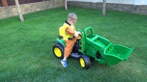 Дима распаковывает Новый Крутой Трактор для детей