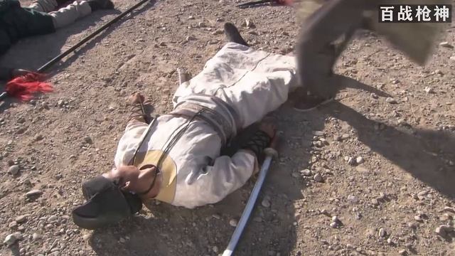 300個叛軍偽裝成士兵混入城中，卻不知早已暴露，剛進城就被全殲！【功夫】 смотреть онлайн