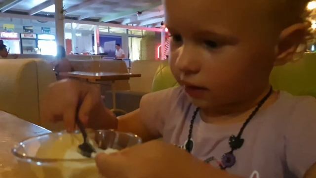 Вика на вечеринке/ едим мороженное / танцуем/играем на детской площадке