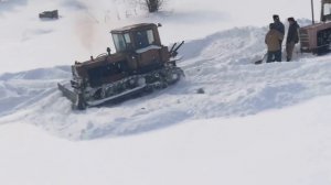 ДТ--75 чистит снег чтобы потом буксировать трактор Т-54 л часть 2