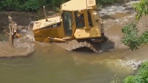 Трактор застрял в грязи.