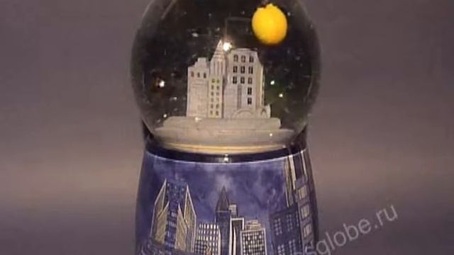 Шар со снегом "Над городом" / Glassglobe.ru / смотреть онлайн