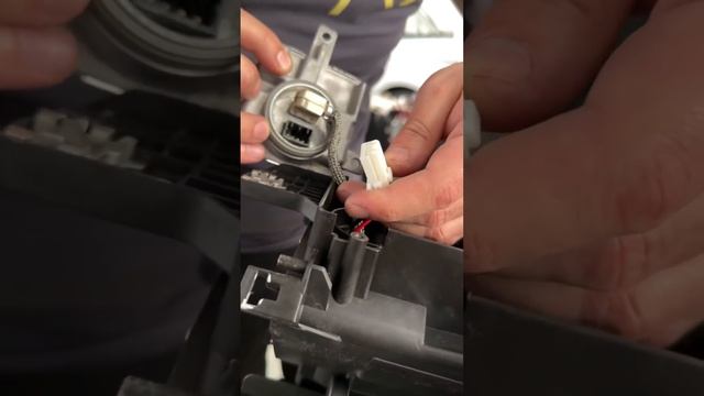 Почему не светит ксеноновая фара? #automobile #mercedes #bmw #audi #toyota #автосервис#lexus #тренд смотреть онлайн