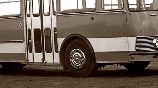 Почему в СССР на ЛИАЗ-677 отказались от выпуклых фар? смотреть онлайн