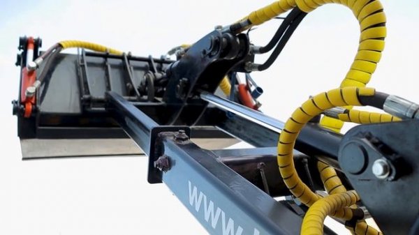 Мини погрузчик Helper 300 pro  с телескопической стрелой