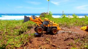 Машинка Монстр Трак застряла в грязи - вытаскивают два Трактора