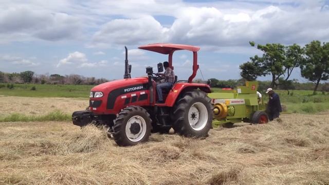 Tractor Foton TD 824 + Embaladora Claas Markant 55 - Leon, Nicaragua