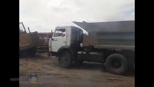 Грузовые автомобили КАМАЗ вытягивают погрузчик из болота смотреть онлайн