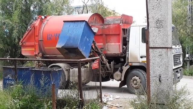 Мусоровоз поднимает мусорный бак смотреть онлайн