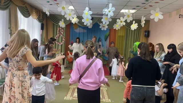 Танец с мамами «хлопают реснички» автор Арина Чугайкина