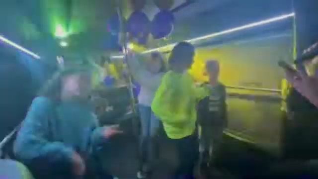 День Рождения в Party Bus. Настя на пилоне. смотреть онлайн