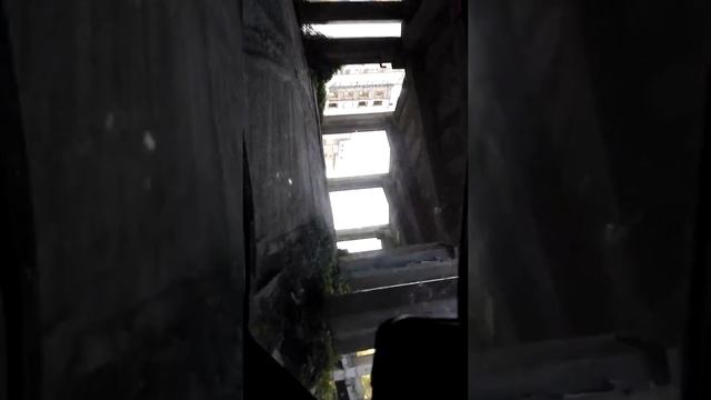 Гигантский недострой в Лазурном. Проезд по эстакаде на машине. смотреть онлайн