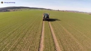 Трактора работают в поле  Tractor working in field