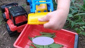 Синий трактор собирает урожай. Весело играем с синим трактором.