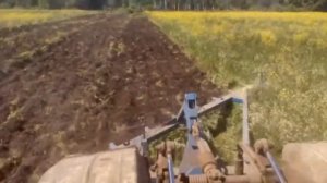 К 701 пашет плугом ПСКУ 8