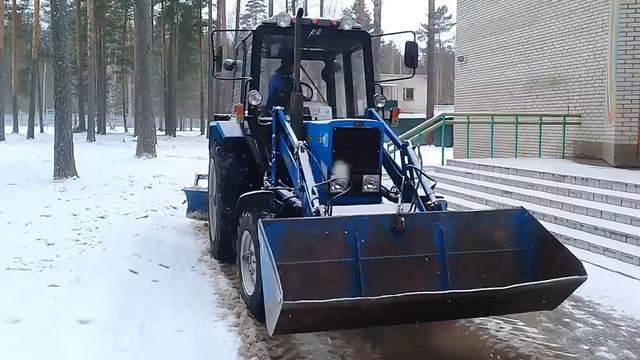 Трактор чистит асфальт смотреть онлайн
