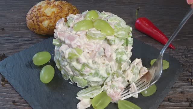 Салат с копчёной курицей и сельдереем — вкусно и просто! 🥗🍗 смотреть онлайн