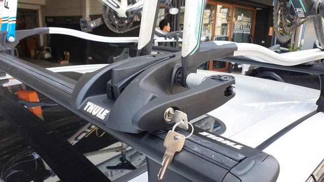 Toyota Camry แร็คจักรยาน thule outride 561 ถอดล้อหน้า + แร็คหลังคา thule смотреть онлайн