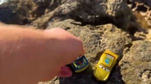 Машинки Disney Pixar падают в глубокий бассейн, Молния Маккуин, Мама-буксир, Мак, Салли, Франческо