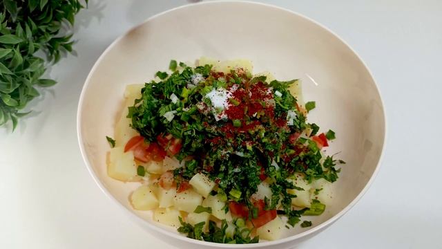 سلطة البطاطس المسلوقة بالخضار بطريقة سهلة وصحية ومذاق رائع