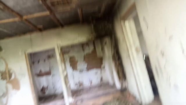 КТО-ТО СТУЧАЛ ЗА ДВЕРЬЮ В ЗАБРОШКЕ смотреть онлайн