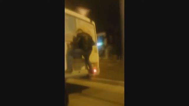 Чувак едет на заду автобуса смотреть онлайн