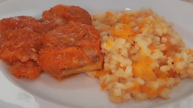 НИЗКОКАЛОРИЙНЫЕ РЕЦЕПТЫ для похудения. КУРИНЫЙ СУП с рисом. КУРИЦА в сметане. МИНТАЙ В СОУСЕ, салат. смотреть онлайн