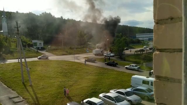 Горит хлебовозка Газель в Учалах часть 2 смотреть онлайн