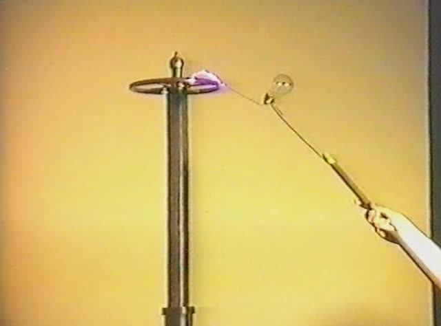 Физика. Опыты. Электричество и магнетизм. Высокочастотные токи. Скин-эффект в объёмном проводнике смотреть онлайн