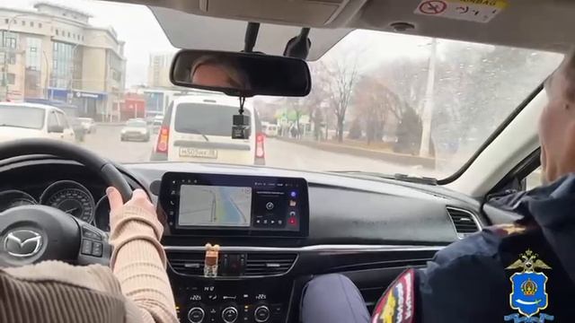 Госавтоинспекторы и представители общественной организации провели для автоледи праздничный квест смотреть онлайн