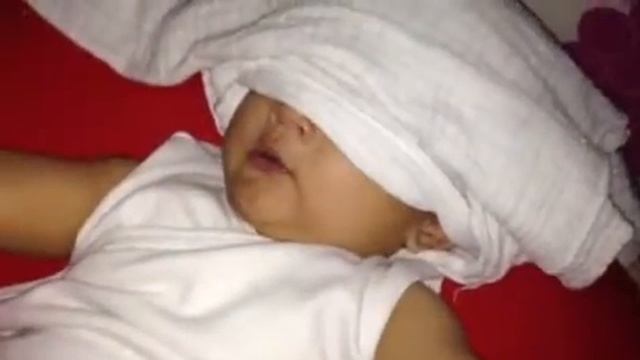 Putting cute & smart baby to sleep... Epic fail! смотреть онлайн