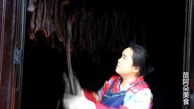 苗大姐熏腊肉，取腊肉，烧柴火，大姐灰头土脸 смотреть онлайн