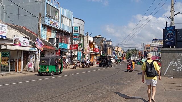 На улице Хиккадувы, Шри-Ланка. смотреть онлайн