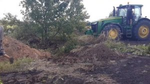 Джон Дир 8310R подготавливает поле к пахоте