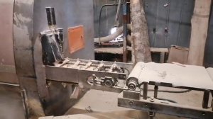 Бревнопильный станок DELI MJ Y7 350 в работе