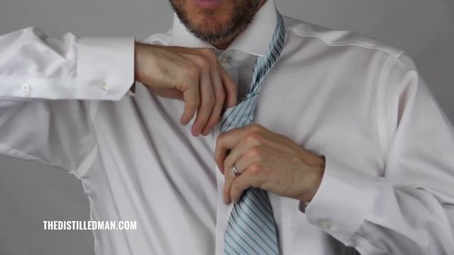 How to Tie a Necktie: 4-in-Hand Knot | The Distilled Man смотреть онлайн