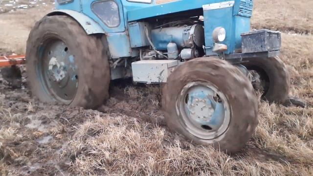 Трактор и Бездорожье.Трактор Т-40 с плугом буксует в грязи.#SHORTS смотреть онлайн