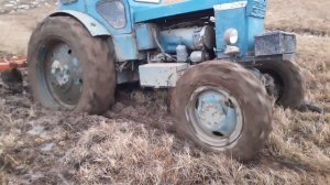 Трактор и Бездорожье.Трактор Т-40 с плугом буксует в грязи.#SHORTS