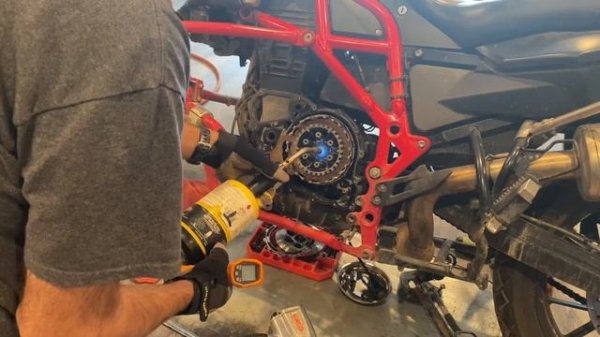 BMW F700GS Clutch Hub Removal using EBC Tool