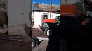 Минитрактор Янмар заезжает на прицеп