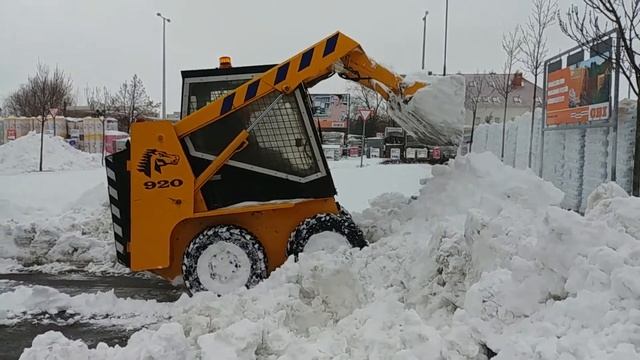 Pityu barátom tolja a havat. смотреть онлайн