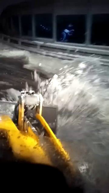 чистка снега на jcb. сутки... смотреть онлайн