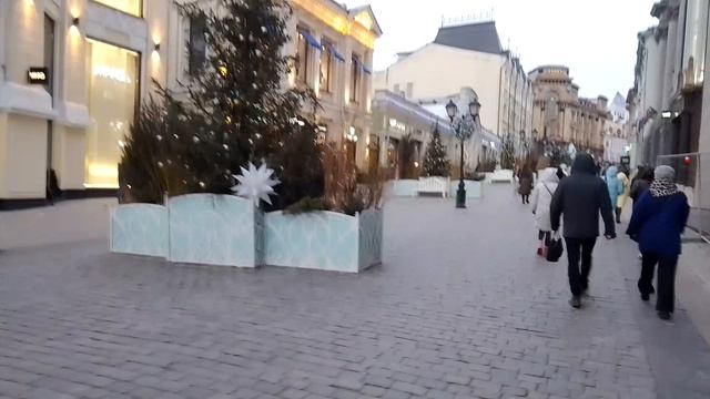 Уже март, а елки еще стоят! смотреть онлайн