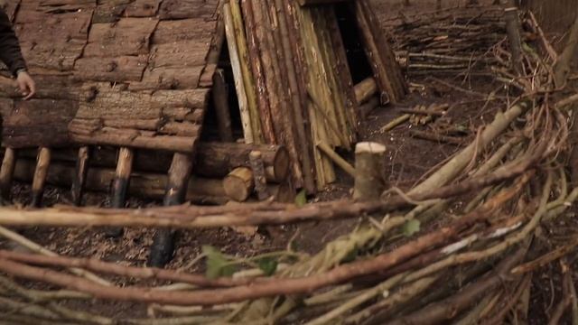 Building a Viking House: Walls and Shields | Bushcraft Project (PART 8) смотреть онлайн