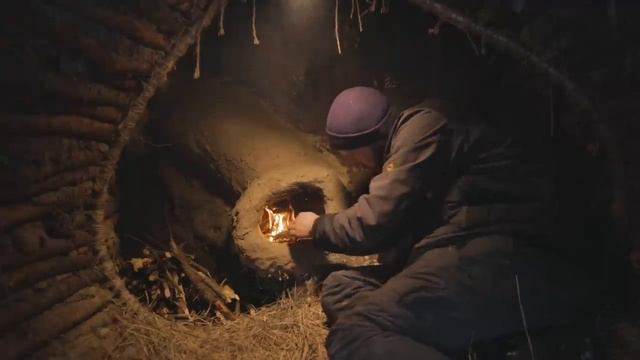 Ночевка зимой в теплом и уютном логове для выживания. Глиняная печь, ловля и готовка, выживание в ле смотреть онлайн