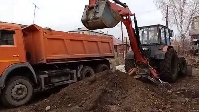 Красный трактор Юмз эо2621 погрузка грунта