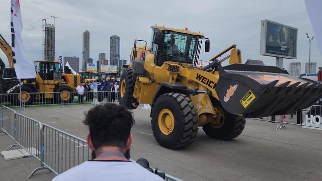 Неповторимый танец фронтального погрузчика  WEICHAI HEAVY