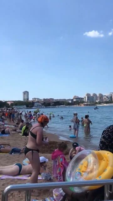 Геленджик сегодня 9 июня 2024 толпы людей на Центральном пляже вода +22 воздух +30 смотреть онлайн
